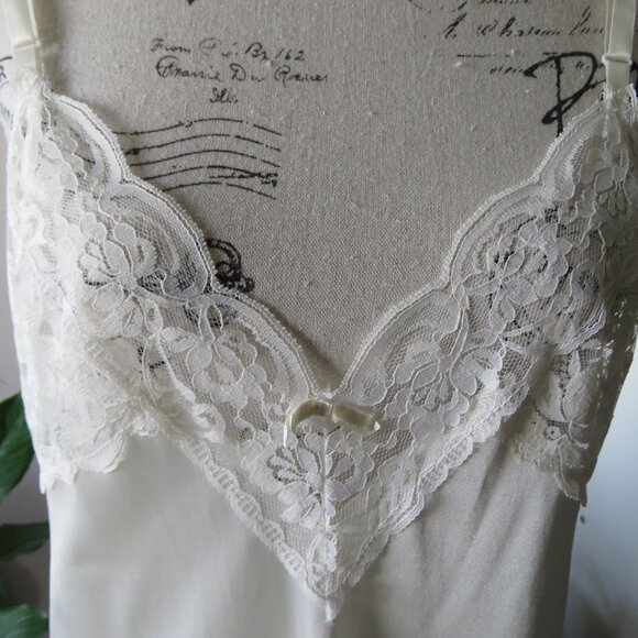 Vintage Off White/Cream Full Slip With Lace And Adjustable Straps, Size 38 - Picture 2 of 7